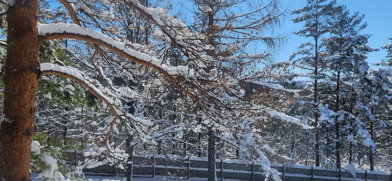 When does the snow usually stop in Syracuse?